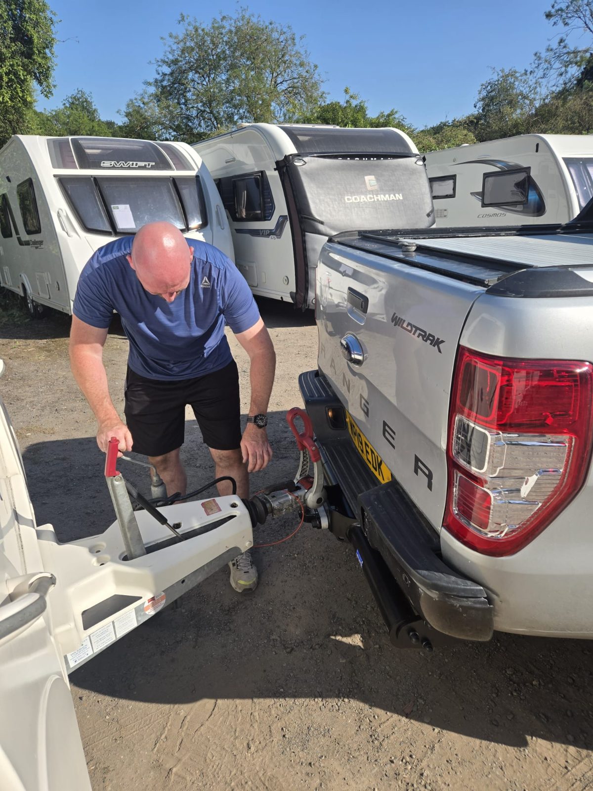 Hitching a caravan onto the tow bar